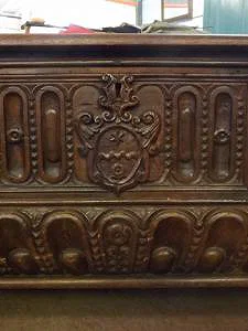Cassapanca in legno di noce finemente intagliata, con stemma gentilizio XVI secolo · Italia centrale