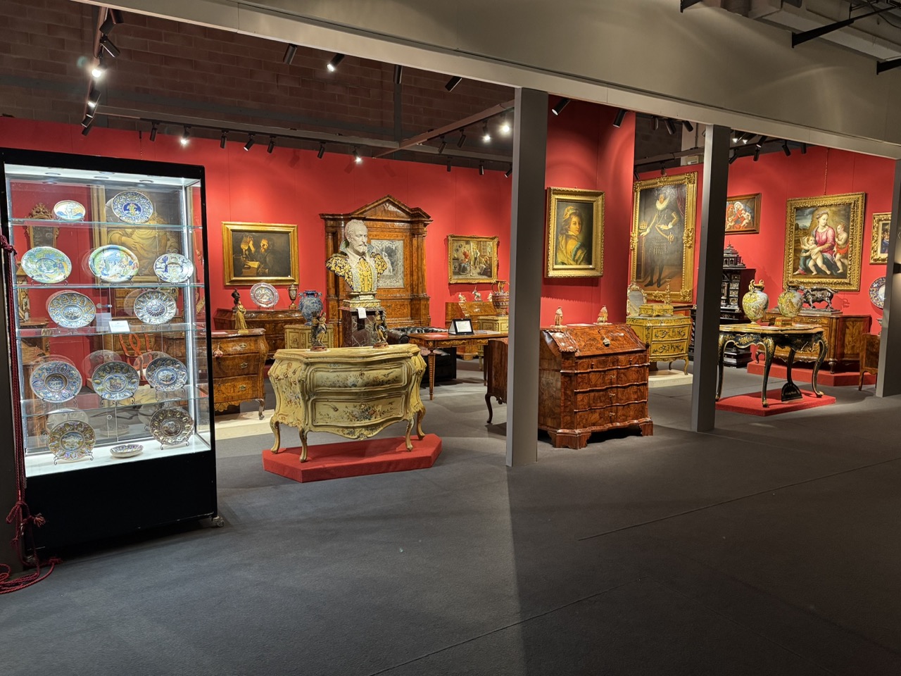 Lo stand della galleria a ModenAntiquaria