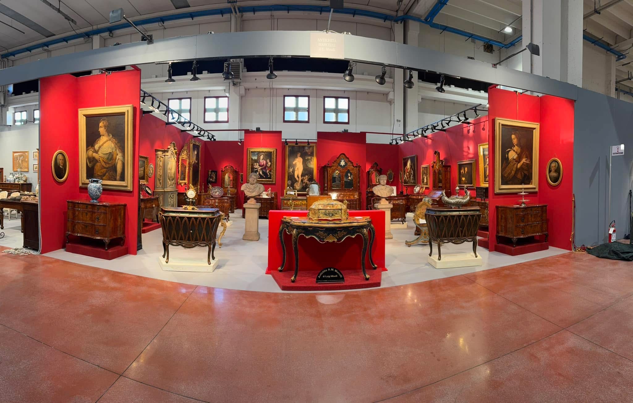 Lo stand della galleria alla Rassegna Antiquaria di Montichiari