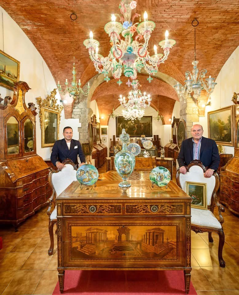 Luigi Minelli e il figlio Matteo nella galleria di Gubbio