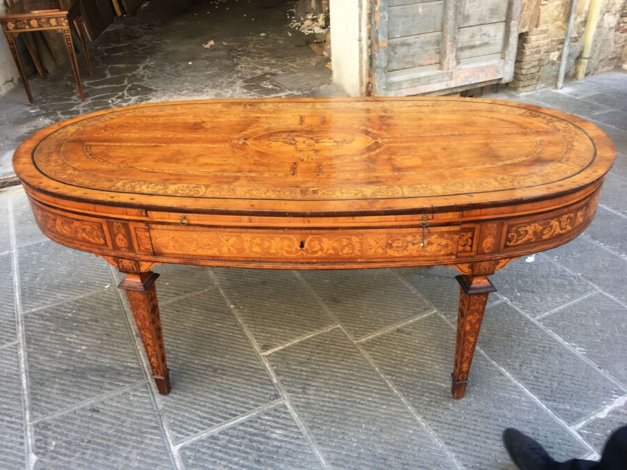 Tavolo “Bottega Maggiolini” finemente intarsiato con legni vari