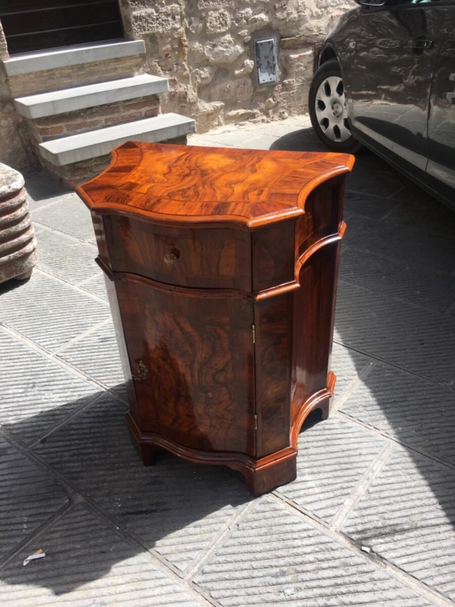 Mobiletto in legno di noce e radica di noce mosso sul fronte e nei fianchi