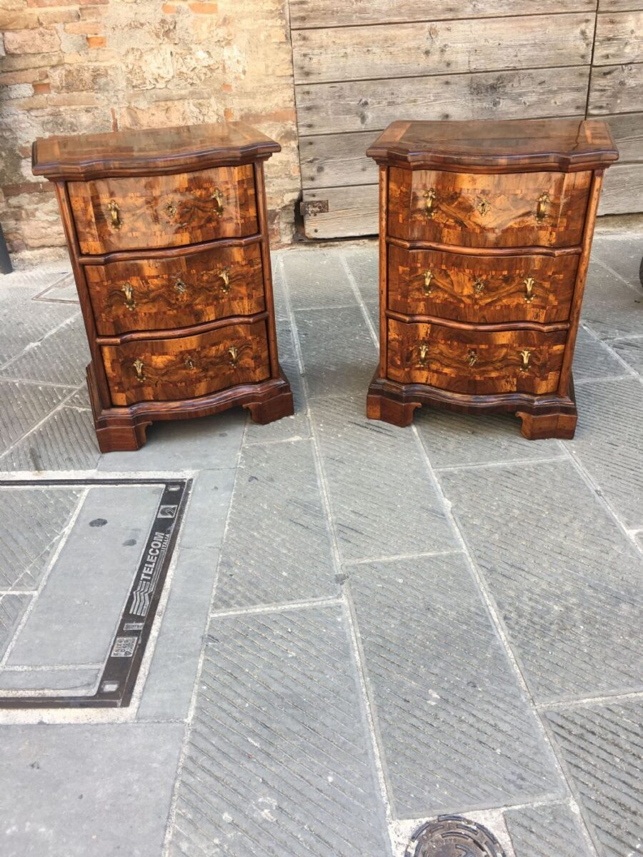 Coppia di mobiletti in legno di noce e radica di noce mossi sul fronte