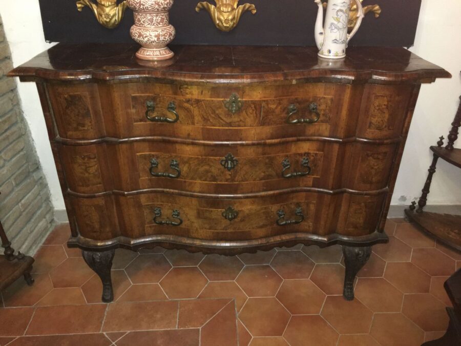 Cassettone in legno di noce e radica di noce mosso sul fronte