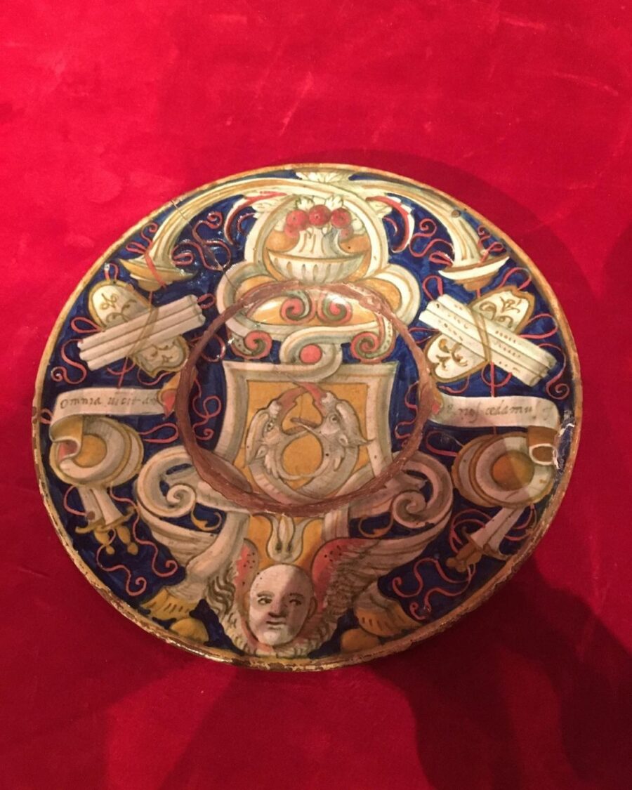 Piatto in ceramica a lustro rubino e oro