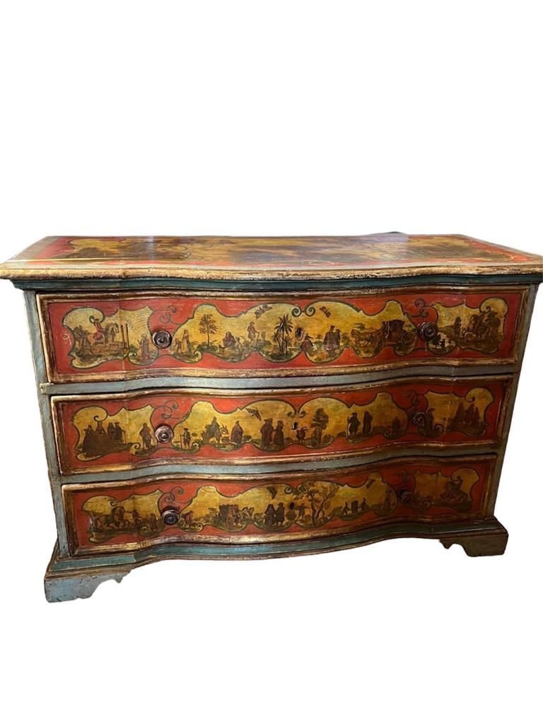 Cassettone in legno laccato e dorato mosso sul fronte