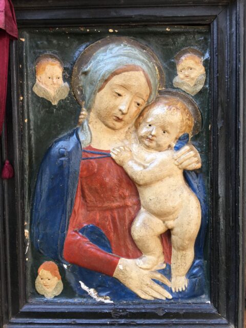 Madonna con bambino e angeli a rilievo