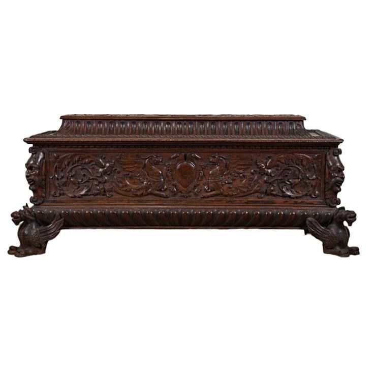 Cassapanca in legno di noce finemente intagliata