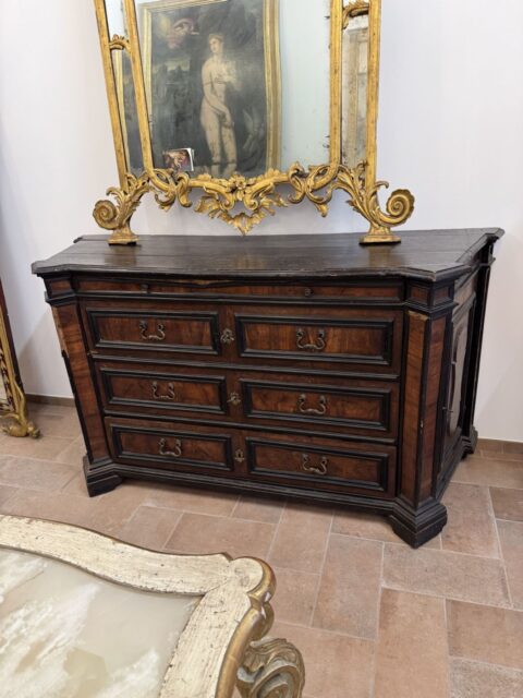 Cassettone in legno di noce scantonato con sportelli e cassetto nei fianchi