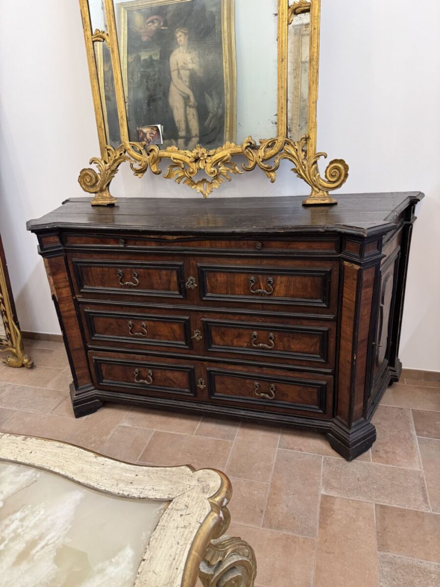 Cassettone in legno di noce scantonato con sportelli e cassetto nei fianchi