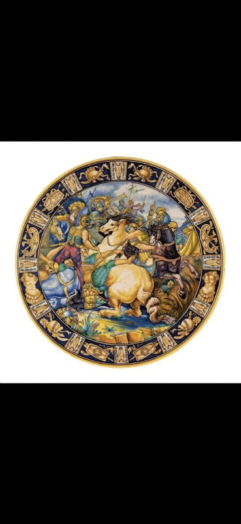 Piatto in ceramica policroma raffigurante scena di battaglia