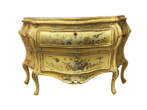 Cassettone in legno laccato e dorato