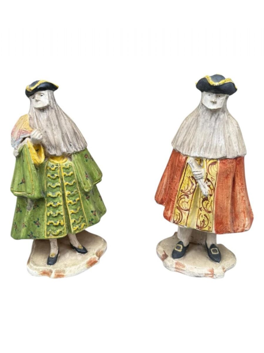 Coppia di statuine in ceramica raffiguranti maschere veneziane firmate Cozzi