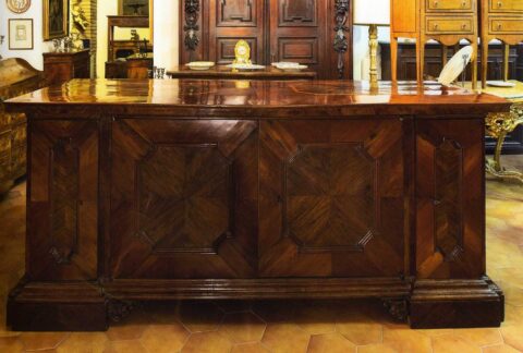 Credenza ferrarese lastronata in ulivo e noce