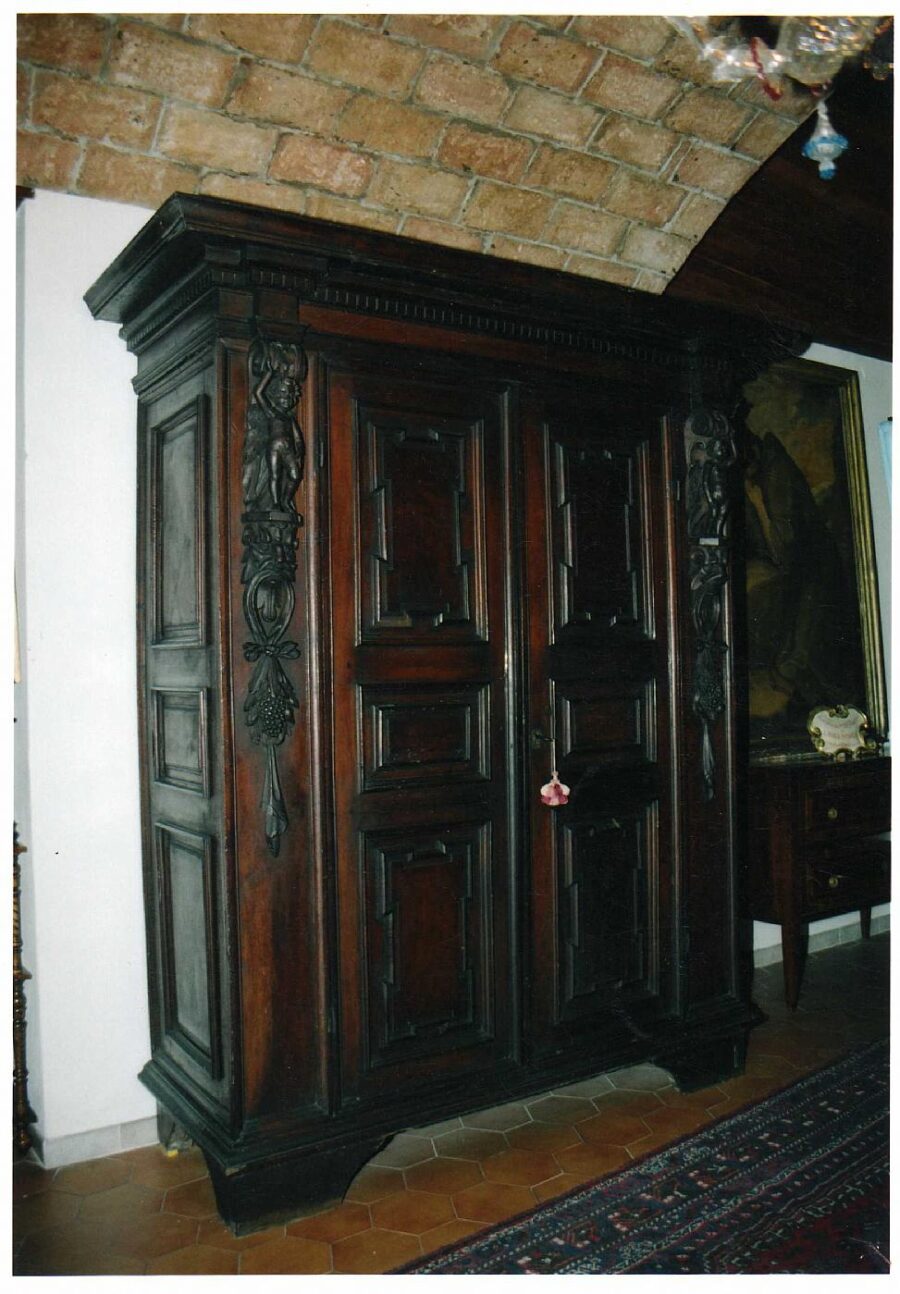 Armadio in noce con cariatidi