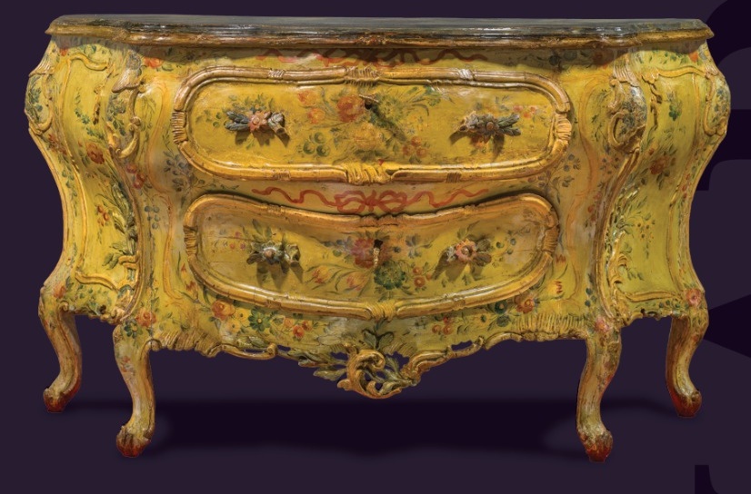 Cassettone in legno intagliato e laccato, con rilievi dorati, mosso sul fronte e nei fianchi, Venezia, XVIII secolo